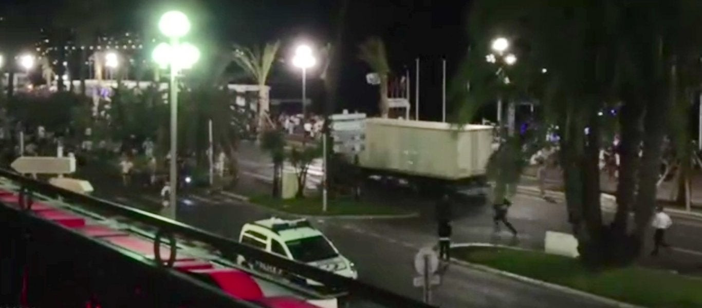 Νίκαια: Ο μυστηριώδης μοτοσικλετιστής που πήδηξε επάνω στο φορτηγό δευτερόλεπτα πριν την επίθεση (βίντεο)